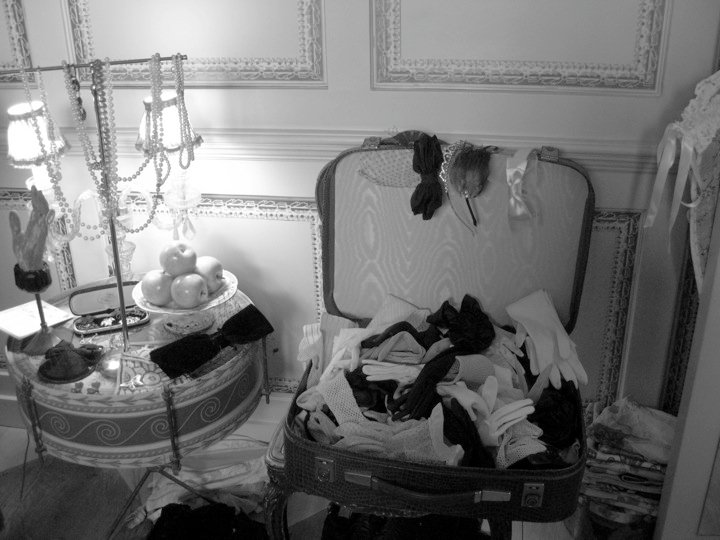 naomi19 Accessories at one of Thompson's dressing events. Via the Vintage Secret Facebook page.