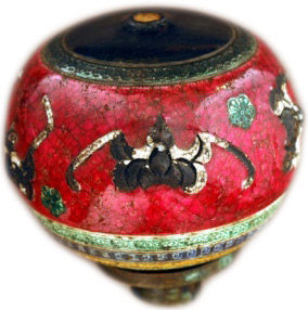 redbats A rare pipe-bowl from the early 19th century adorned with red glaze and bats, both symbolic of happiness.