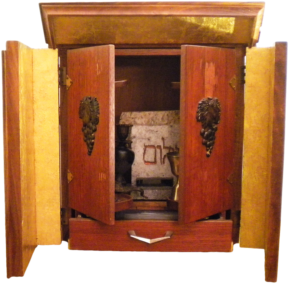 dibbuk Perhaps the scariest haunted antique documented, the Dibbuk Box has been closed up in a 24-carat gold-lined ark and buried. The wine cabinet-turned-Jewish prayer box is believed to hold a menacing spirit.