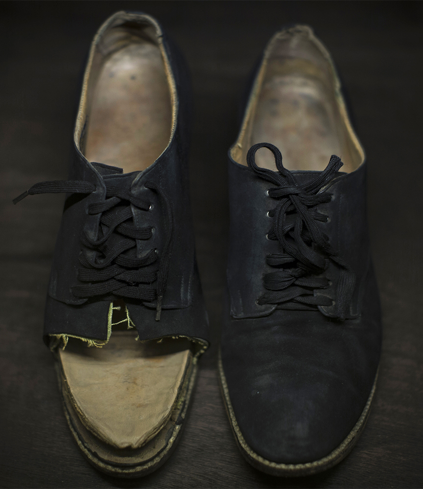 Zapatos-Miguel-Tovar Kahlo's shoes with the right toe removed to make her injured foot more comfortable. Photo by Miguel Tovar.