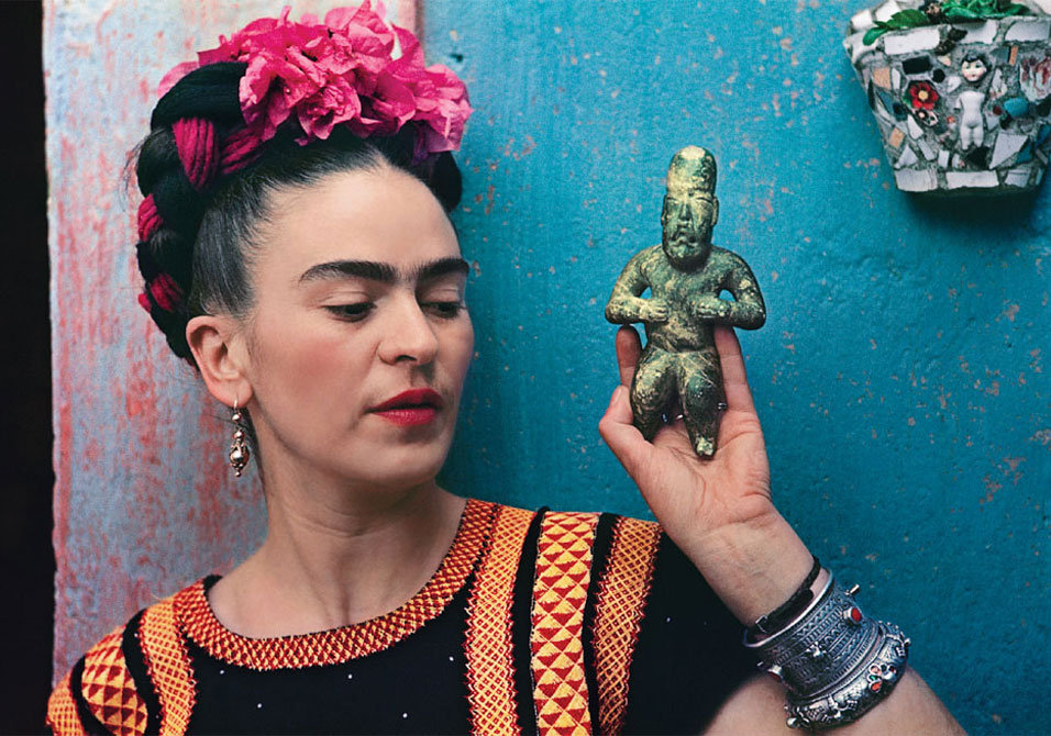 Firda - 1939, by Muray Frida holding an Olmeca figurine at her home, La Casa Azul, in 1939. Photo by Nickolas Muray.