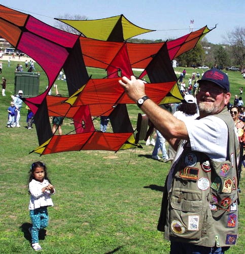 dermer Top: The Piroli Bacteria Kite Train by Japanese kite master Satoru Yamaya. Above: Richard Dermer shows off his replica of a man-lifting Cody War Kite at the oldest kite festival in the U.S., the Zilker Kite Festival in Austin. Via Gomberg Kites.