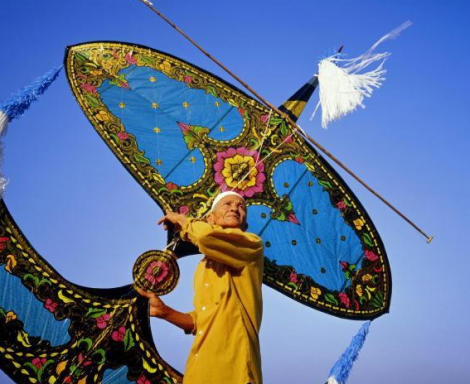 4-470x384 A Malaysian man flies a wau bulan. Via the Textile Institute World Conference.