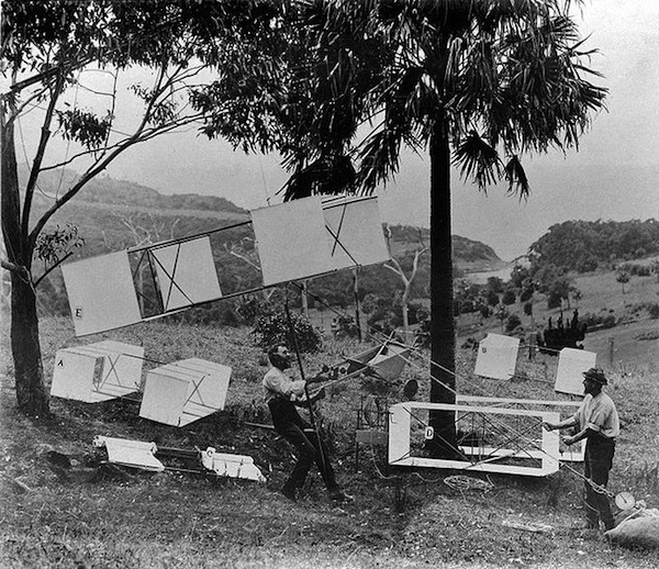 Hargrave-box Lawrence Hargrave (seated) and James Swain demonstrate the man-lifting box kites near Stanwell Park beach in November 1894. Photo by Charles Bayliss, via WikiCommons.