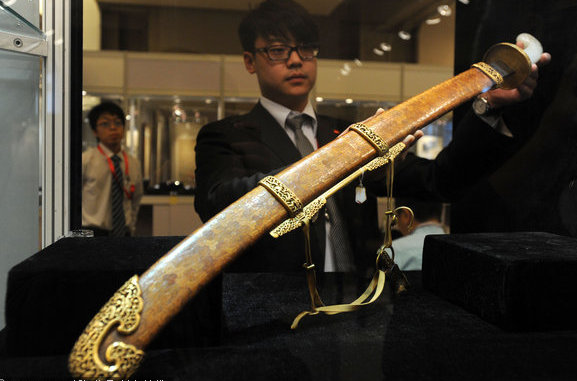 Qianlong In 2012, this 18th-century Qianlong sword sold at auction for $7.7 million. Source: chinadaily.com.cn.