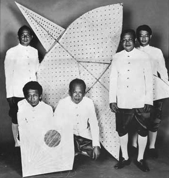 chula A chula teams with their kite. From a Thai Kite Heritage Group brochure. Via DancingFrog.net
