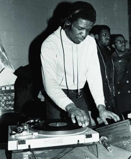 hiphop_GWT Grand Wizard Theodore deejays a party in the 1980s. Via Instituto Urbano.
