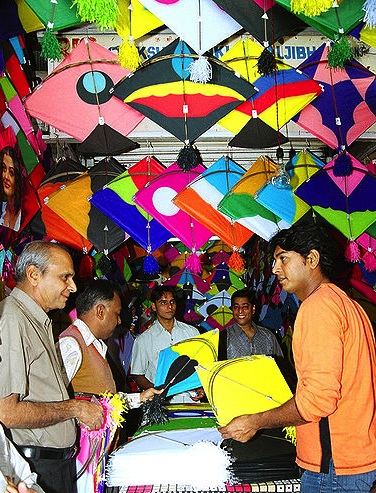 makar Fighter kites are sold for pennies during Makar Sankranti, India's holiday celebrating harvest. Via VandeIndia.com