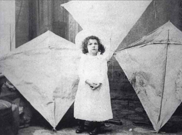 margareteddy William Eddy's daughter Margaret poses with her father's kites in 1895. Photo by William Eddy, via WikiCommons.