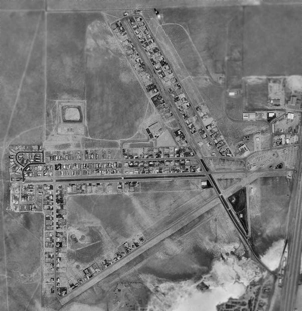 BarNunnAerialSm As this aerial view shows, the town of Bar Nunn was laid out alongside Wardwell Airport's runways.