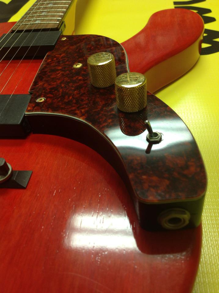 EarlyRanger The earliest versions of the Spaceranger hid the guitar's electronics in a box under the pick guard, just like the Supro Ozark.