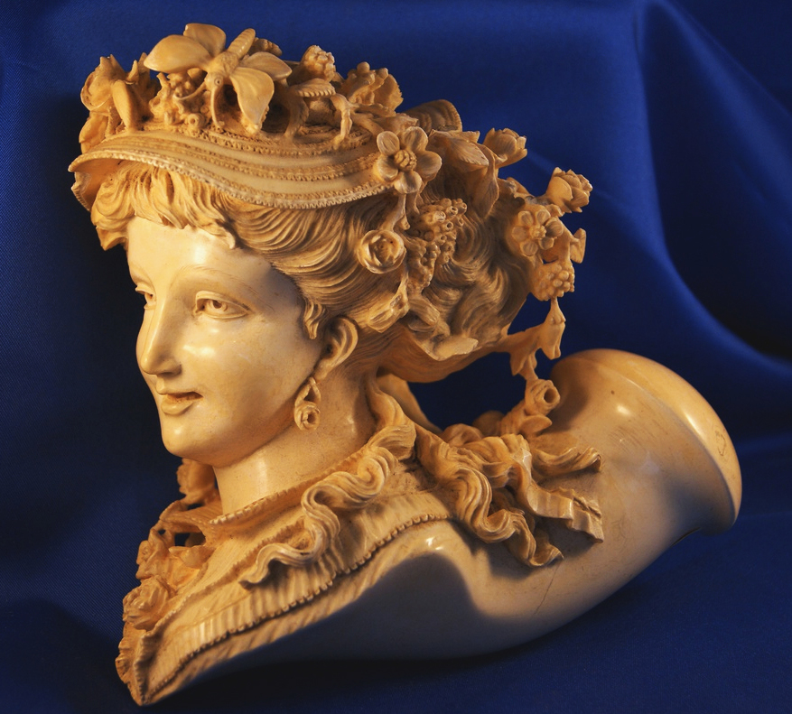 LouisaCropClean Top: A meerschaum pipe bearing a character who appears to be Sir Dagonet of Arthurian legend. Above: Ricketts named this 7-by-7 inch lap pipe Louisa.