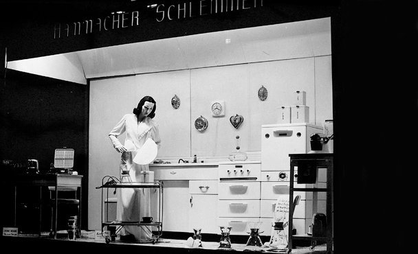 foar_schlumbohm_kitchendisplay608 This 1950s window display at Hammacher Schlemmer in New York shows a variety of Chemex innovations.