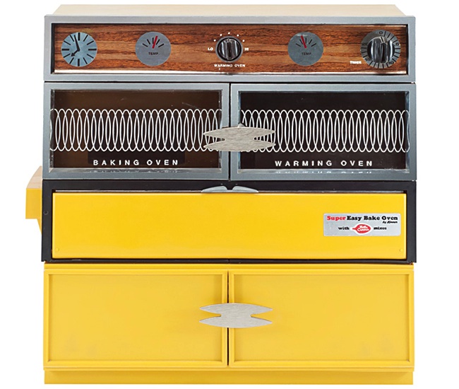 easybake_super The large, late 1970s Super Easy-Bake Oven, let kids use two different size pans. (Courtesy of Todd Coopee)