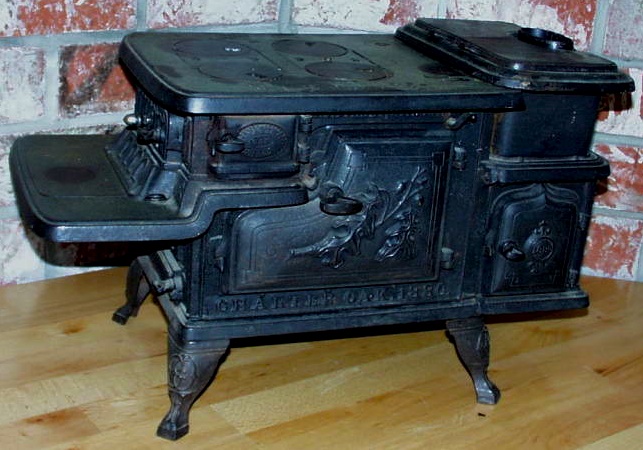 victoriantoyoven This cast-iron Charter Oak child-size stove, which measures about 24 inches across, could have been a toy or a store display. (Via Antiqbuyer.com)