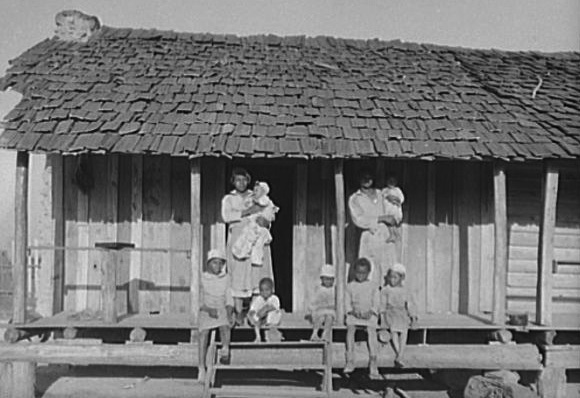 slavefamily3 Descendants of the Pettway Plantation slaves in 1937 in Gee's Bend, Alabama. (Photo by Arthur Rothstein for the U.S. Resettlement Administration/Library of Congress)