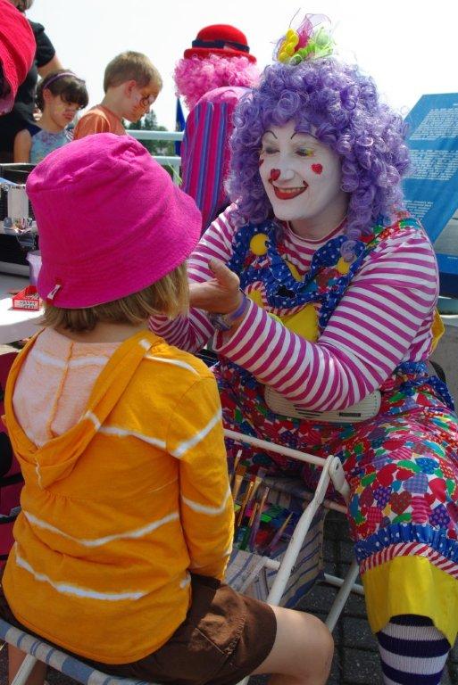 clown_dee_painting Deanna Hartmier, as Dee Dee the Clown, paints a little girl's face. Hartmier says she knows all the ingredients in her paints. (Courtesy of DeeDeeTheClown.com)