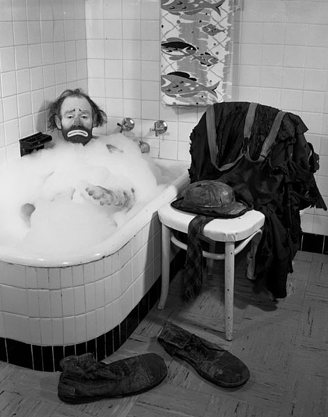 clown_emmett Ringling Circus clown Emmett Kelly, Sr., in a bubble bath in Sarasota, Florida, circa 1955. He posed for this photo for his Christmas card. (Via State Library and Archives of Florida)