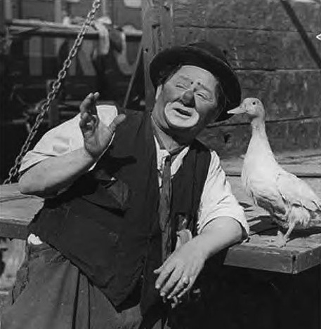 clown_griebling Otto Griebling's tramp talks to a duck in 1947. (Via WikiCommons)