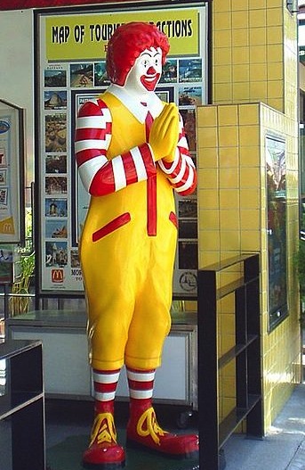clown_ronaldmcdonald A Ronald McDonald statue in Thailand greets guests with the traditional Thai "wai" gesture in 2005. (Via WikiCommons)