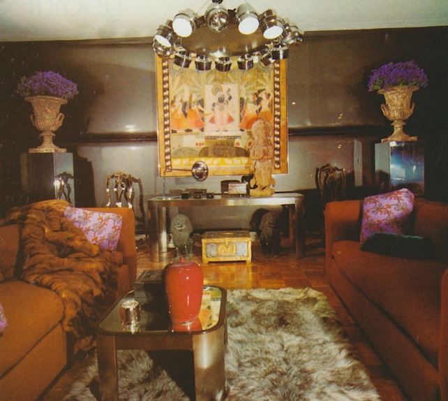 darcy_model Often, D'Arcy model rooms for Bloomingdale's would combine many different styles, including Modernist and traditional furnishings. (Via ThePeakofChic.blogspot.com, from Barbara D'Arcy's "Bloomingdale's Book of Home Decorating" from 1973)