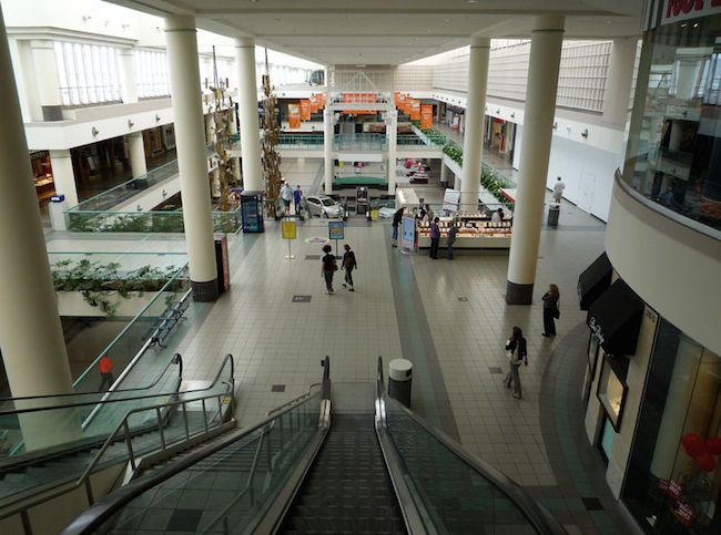 southdale Victor Gruen's Southdale Mall in Edina, Minnesota, (shown in 2009) is widely believed to be the first enclosed shopping center in the United States. (By Bobak Ha'Eri/WikiCommons)
