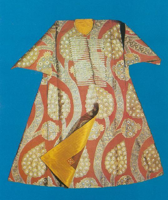 caftans1_historic9 An ancient Ottoman Empire caftan housed in the Topkapi Palace Museum in Istanbul. From the book "Silks for the Sultans" by A. Ertug and A. Kocabiyik. (Via TransAnatolie.com)