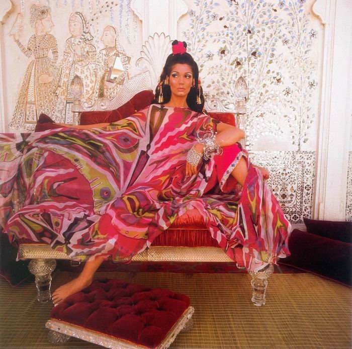 caftans6_magazine_simone d'aillencourt pour pucci 1967 henry clarke Simone D'Aillencourt wears a Pucci caftan for a 1967 "Vogue" photo shoot at Lake Palace in Udaipur, India. (Photo by Henry Clarke, via JunoSaysHello.blogspot.com)