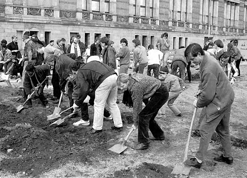 Activists held a symbolic dig at the future site of the Topography of Terror in 1985. (Photo by Paul Glaser)