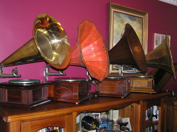 78_phonograph_collection_ST Phonographs with trumpet bells by Gramophone & Typewriter Company and HMV. (Shared by Saxymojo on Show & Tell)