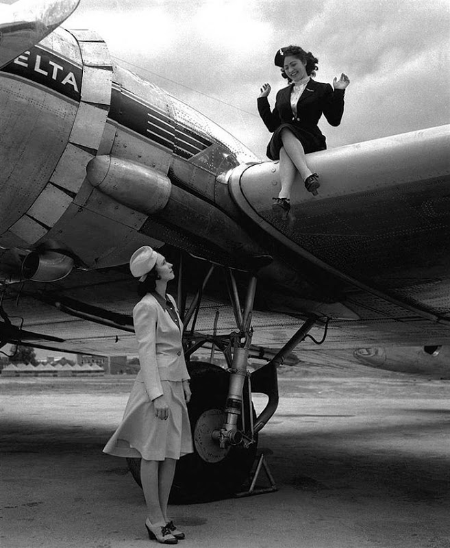 airlines_1940s_style-in-the-aisla-3 Delta Airlines flight attendants model their uniforms for the summer, at left, and winter, at right, in the early 1940s. (Via Museum of Flight)