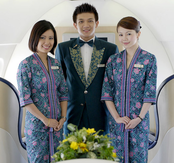 airlines_malaysian_current_papermag Today, female flight attendants for Malaysian Airlines wear a uniform based on the traditional sarong kebaya. (Via Paper Mag)