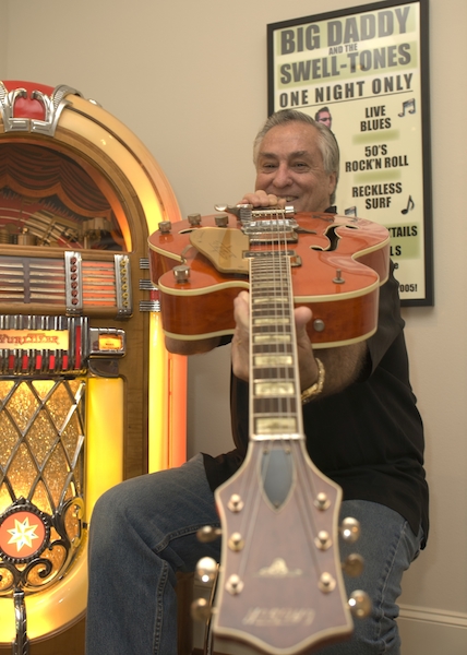 Mantiques Bob Wingate Bob Wingate, sitting next to his Wurlitzer Bubbler Jukebox, holds a 1956 Gretsch Chet Atkins 6120 guitar. (Via “Mantiques”)