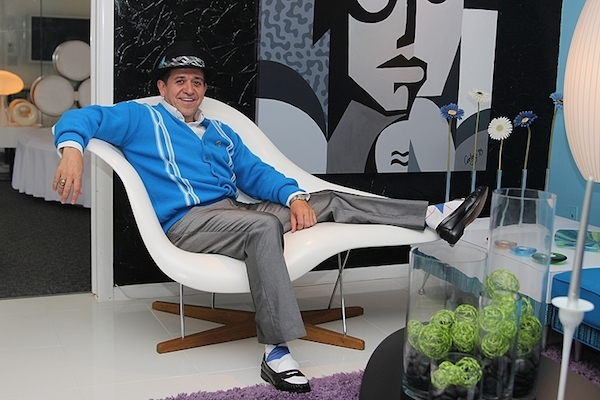 Mantiques Carlos Cardoza-11_edit Carlos Cardoza kicks back in a La Chaise longue designed by Charles and Ray Eames for a 1948 competition sponsored by the Museum of Modern Art. (Via "Mantiques")