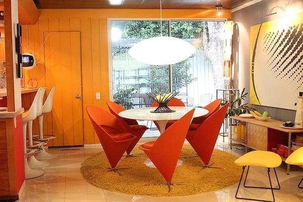 Mantiques Carlos Cardoza-2_edit Cardoza’s dining features six Cone chairs by Verner Panton and a George Nelson flying saucer pendant hanging lamp. (Via “Mantiques”)