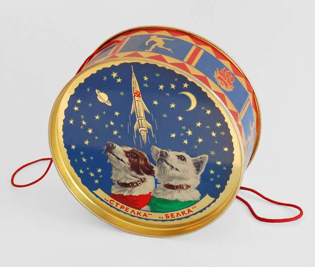 One of the sweet tins that were given to young guests of the New Year’s Eve party celebrating 1960 at the Kremlin. (© FUEL Publishing / Marianne Van den Lemmer)