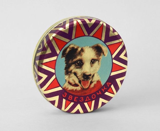 A 1961 confectionary tin with a portrait of Zvezdochka. The text reads, "Zvezdochka." (© FUEL Publishing / Marianne Van den Lemmer)