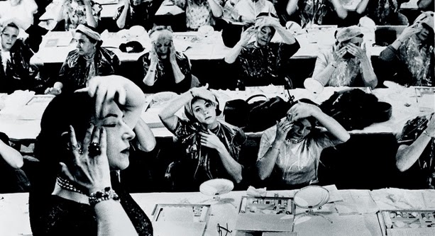 Helena Rubinstein leads a class on how to apply makeup. (© Helena Rubinstein, Inc.)