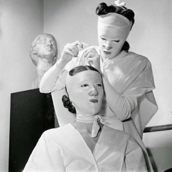 This 1940s photo shows face-mask treatments taking place in a Helena Rubinstein salon. (Via Vintage Everyday)