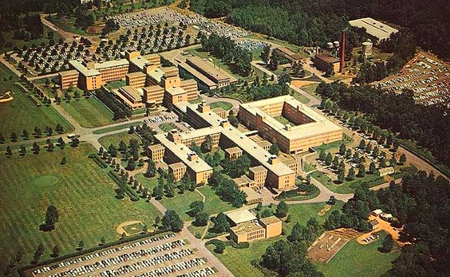 A postcard view of the completed Bell Labs campus in Summit, New Jersey, circa 1961.