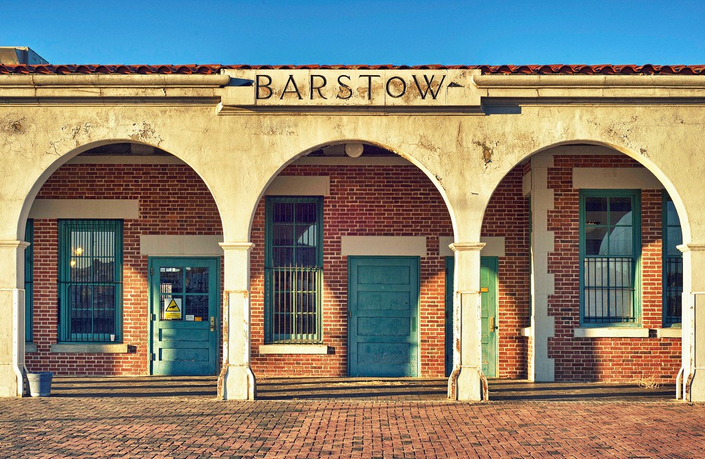 The Casa del Desierto in Barstow, California, as it looks today. Via <a href="https://www.flickr.com/photos/carstensenphoto/6933864841/" target="_blank">Chuckcars</a> on flickr.