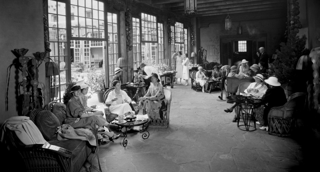 Guests enjoying tea at Harvey's La Fonda in Santa Fe, circa 1930s.
