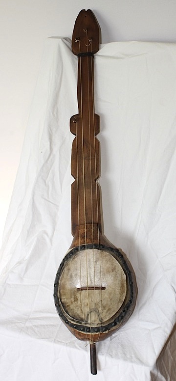 A replica of the "Haiti Banza" by Pete Ross. The original has been in the collection of the Musee de la Musique, Paris, since 1840. Via Pete Ross Custom Banjos.