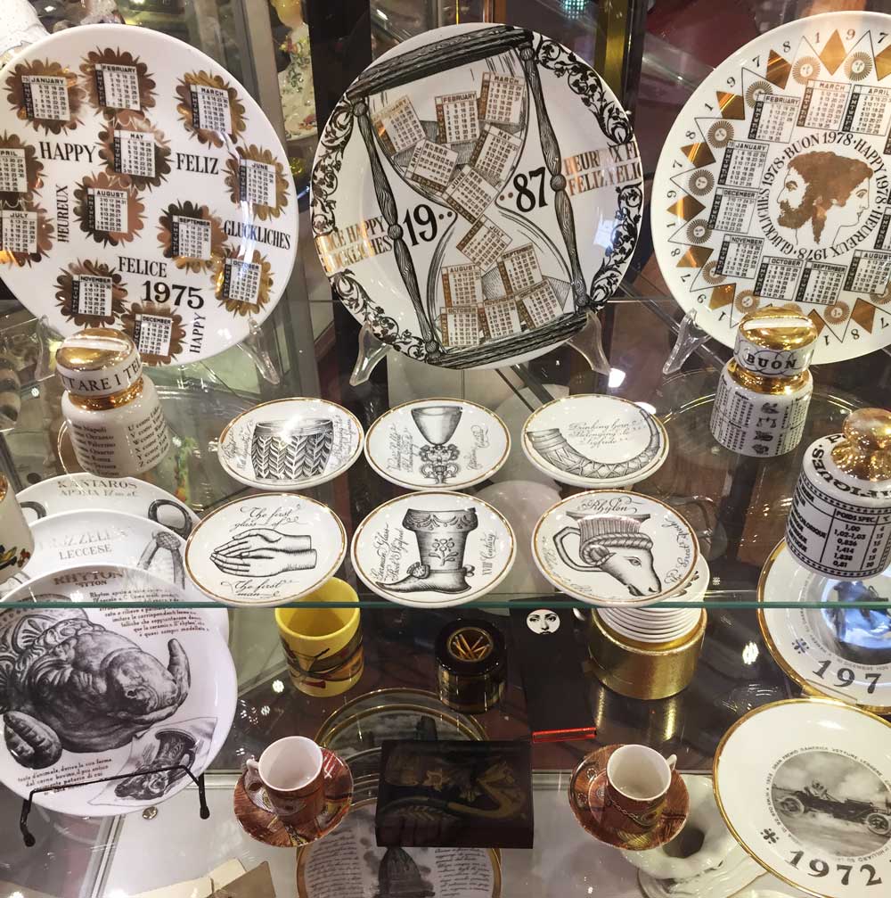 A grouping of Fornassetti porcelain at Mercanteinfiera.