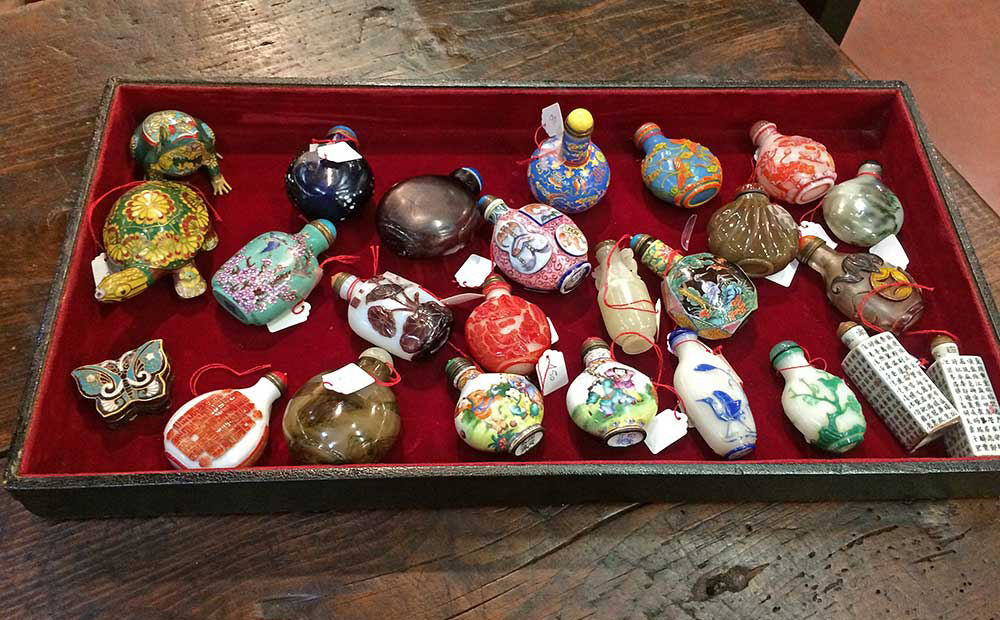 A tray full of antique snuff bottles at Mercanteinfiera.