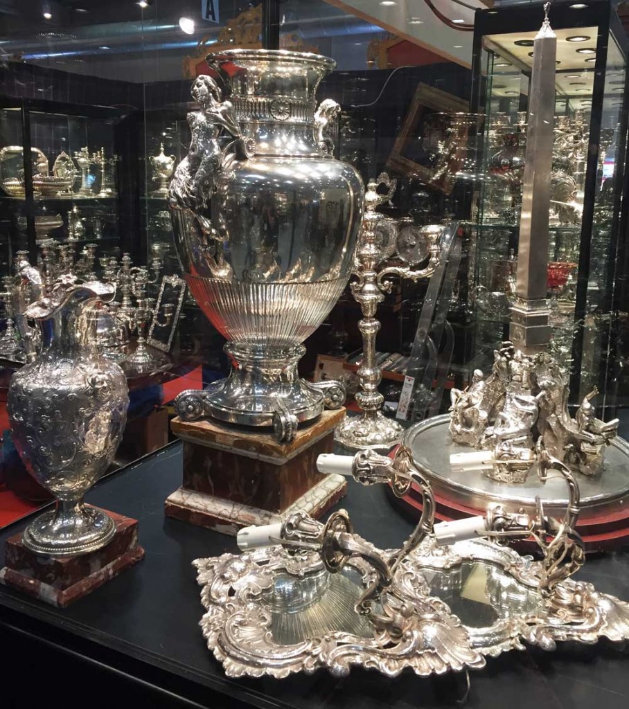 Many booths at Mercanteinfiera featured stunning silver objects.