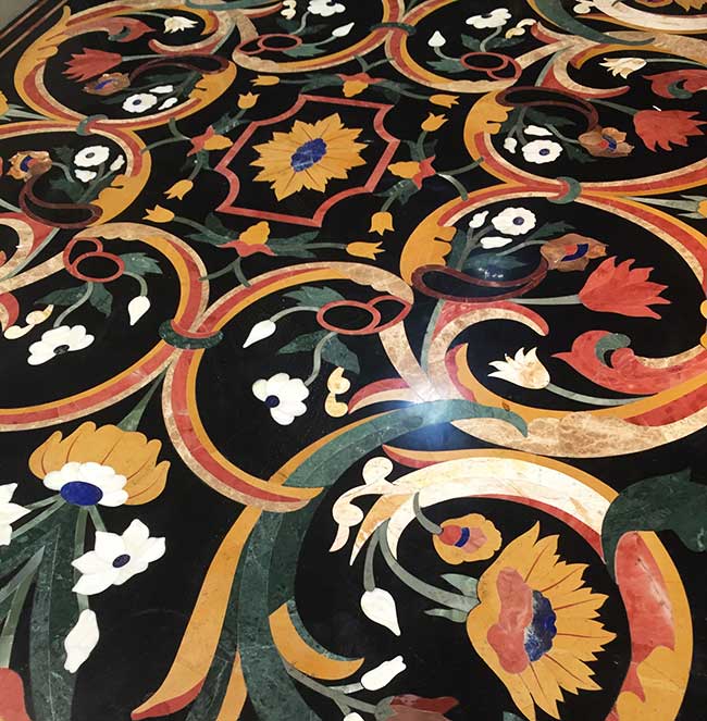 A pietra dura tabletop from the 1950s on view at Mercanteinfiera.