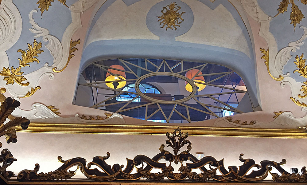 This window connected the office of the rector, who oversaw Santa Maria Novella's monastery, with the original sales room.