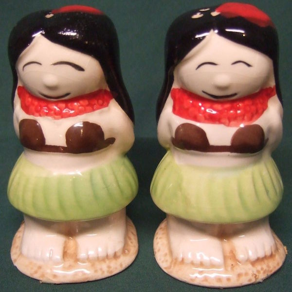 These vintage Hawaiiana souvenir salt-and-pepper shakers depict hula girls in grass skirts and coconut bras—garments that are not native to Hawai‘i.