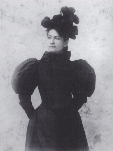 Traveling hula performer Kini Kapahu, a.k.a. Jennie Wilson, wears "proper" Western ladies dress in 1895. (Via WikiCommons)